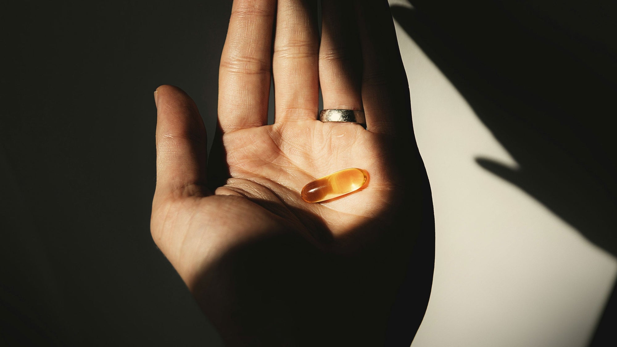 Hand hält Omega3 Kapsel